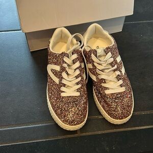 New in box Tretorn Rose Gold women’s size 6.5 athletic shoes.